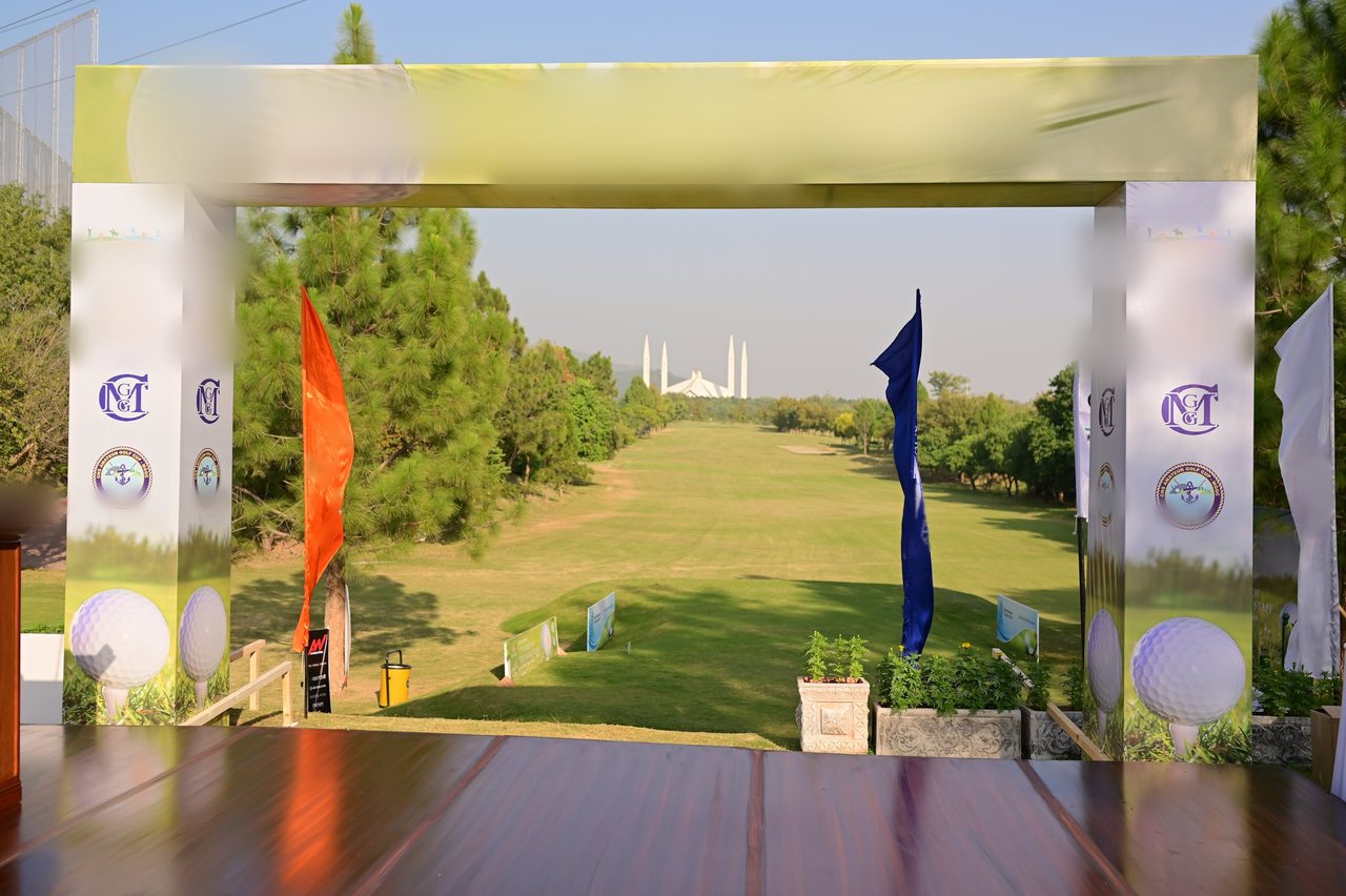Branded tee arch, golf cup