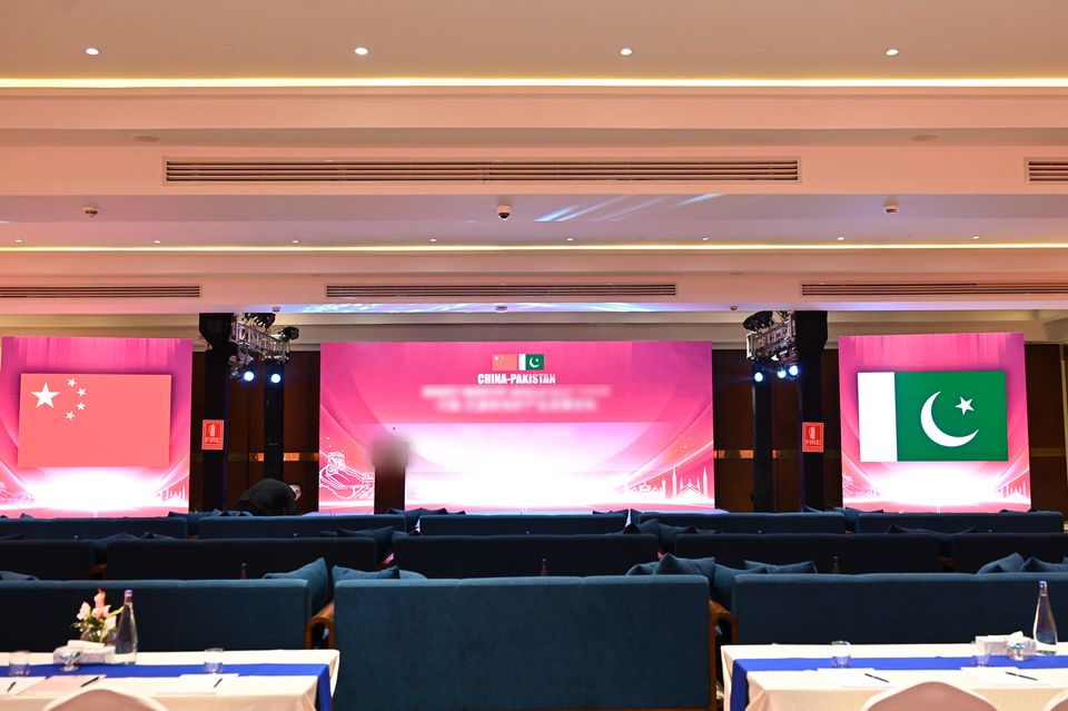 Three-screen LED stage with the two national flags