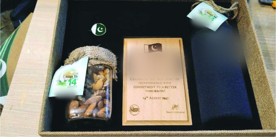 Wood-and-jute Independence Day gift box with ribbon, bottle and engraved plate